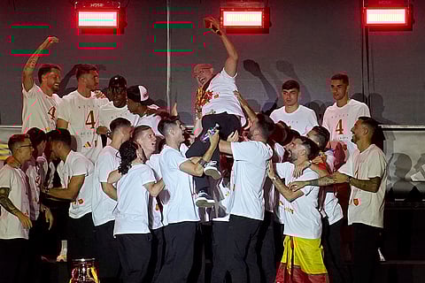 Spain players throw head coach Luis de la Fuente